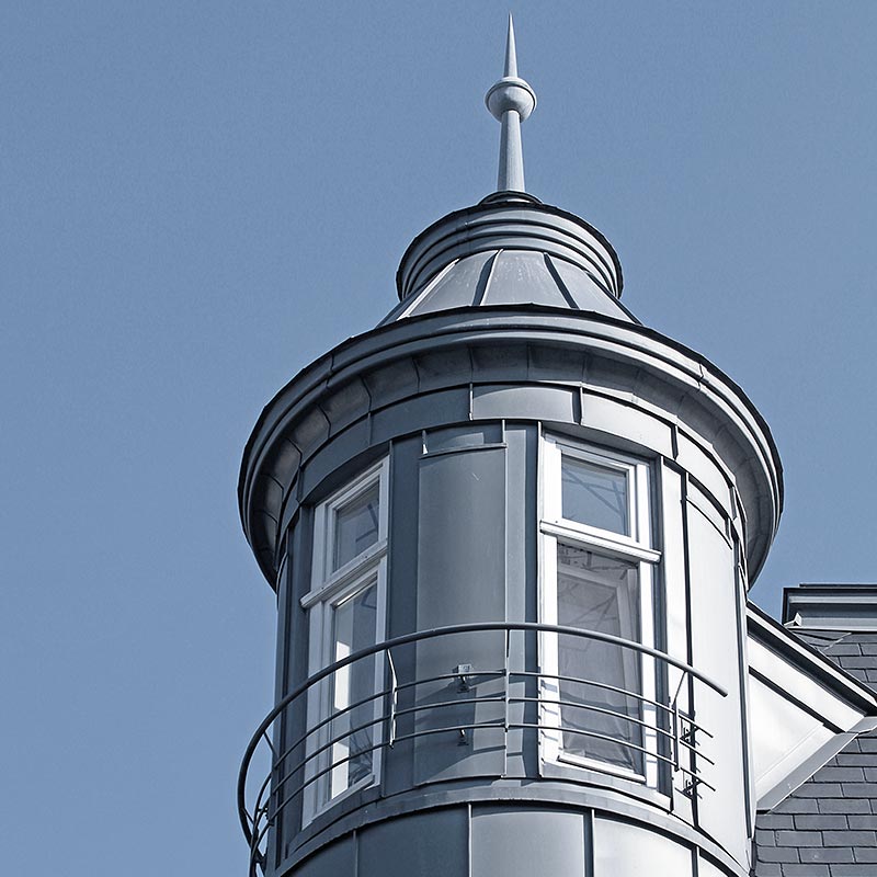 Transom over operating window